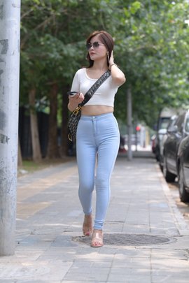 （视频）紧身牛仔裤翘臀美女完美身材[1.5G/MP4]