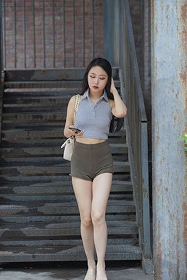 （视频）美女玲玲热裤高跟大白腿[1.1G/MP4]020