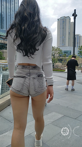 （视频）紧身牛仔热裤翘臀妹子[1.4G/MP4]044