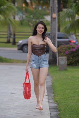 （视频）紧身牛仔热裤翘臀美女[1.3G/MP4]079