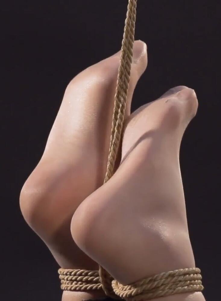 被绳子束缚的美脚