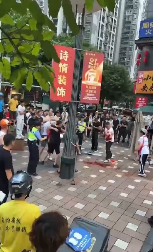 重庆南坪面馆老板 抢客引发血腥斗殴持刀互砍 场面混乱血迹四溅 现场完整版视频流出！