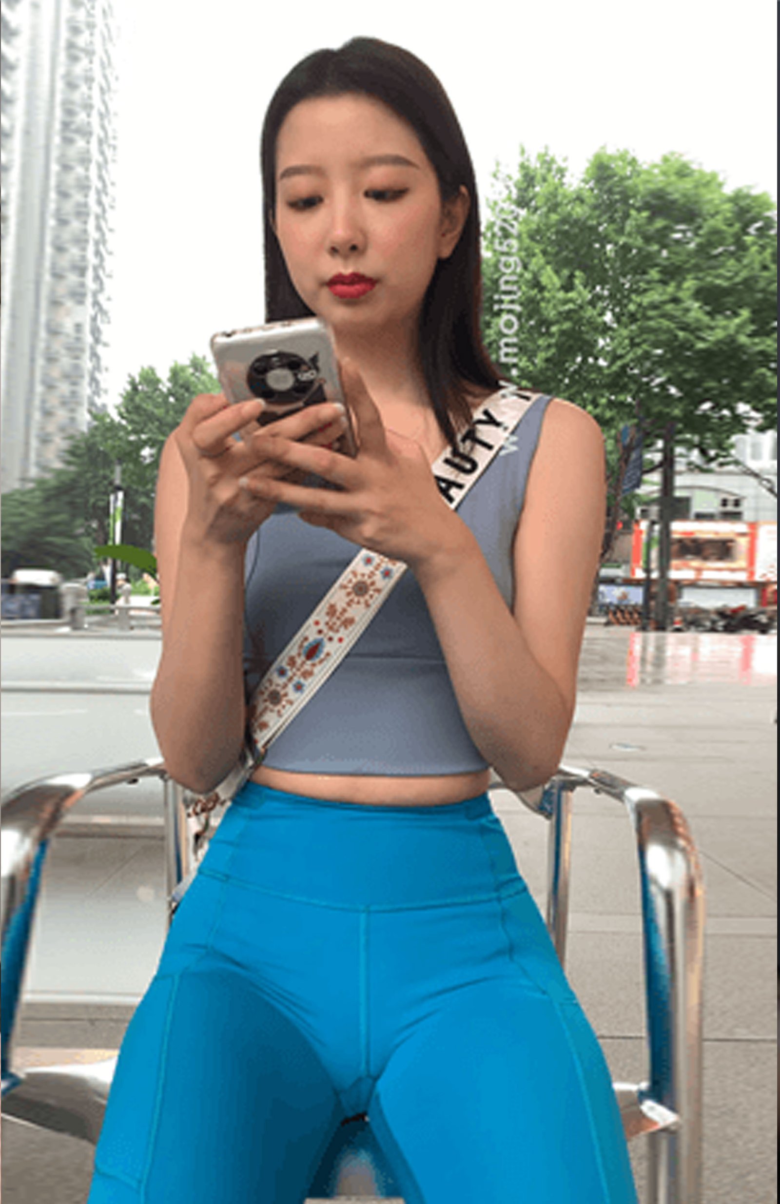 （视频）蓝色紧身瑜伽裤翘臀美女[1.3G/MP4]94